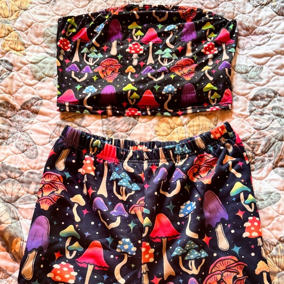 Mushrooms outfit - Picture 2 of 3